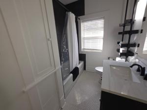 Ένα μπάνιο στο Rams Retreat 4 King Beds Near CSU and Old Town +47 φωτογραφίες