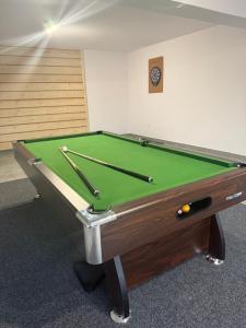 Τραπέζι μπιλιάρδου στο Chatka u Stanka z bilardem, sauną, jacuzzi