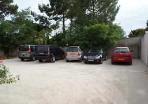 ポルニシェにあるHôtel Marina Sainte Margueriteの駐車場に停車した車の集団