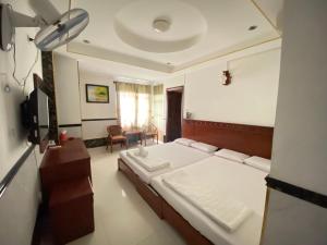 Ένα ή περισσότερα κρεβάτια σε δωμάτιο στο Hotel Hoàng Thiên Lộc