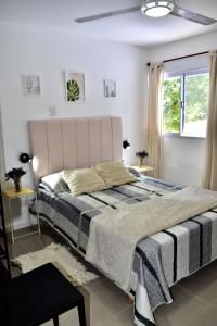 En eller flere senge i et værelse på Apart Altos de Ensueño + 35 billeder