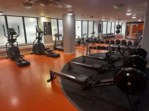 einen Fitnessraum mit Laufbändern und Heimtrainern in der Unterkunft Convenient Budget Studio in Central Sheffield in Midland