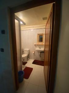 Un baño de APPART AIGLE HOTEL 59 fotos más