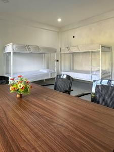 シギリヤにあるVibra Hostelのテーブルと椅子、二段ベッドのある部屋 +22枚の写真