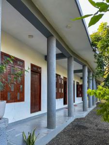 シギリヤにあるVibra Hostelの建物の柱の列