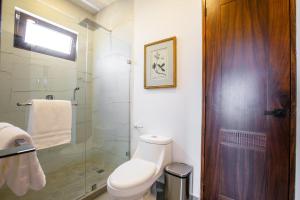 Ένα μπάνιο στο 6th-Floor Amapas Retreat – Pool & Sunset Views +30 φωτογραφίες