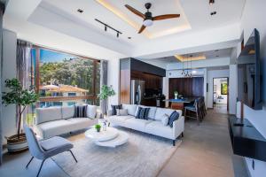 Χώρος καθιστικού στο 6th-Floor Amapas Retreat – Pool & Sunset Views