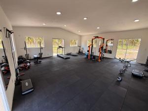 einen Blick über einen Fitnessraum mit mehreren Laufbändern in der Unterkunft Bio-Resort Brasilien in Trairi