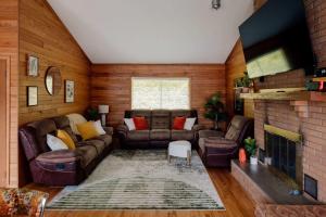 Posezení v ubytování Charming Family Home in Downtown Gatlinburg + 61 fotografií