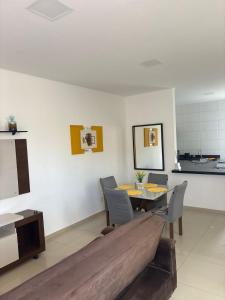 Η κουζίνα ή μικρή κουζίνα στο CASA DE 4 QUARTOS com piscina px a praia do aracagy 16 pessoas