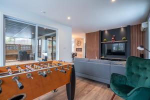 Et tv og/eller underholdning på Le Birdie spa et sauna