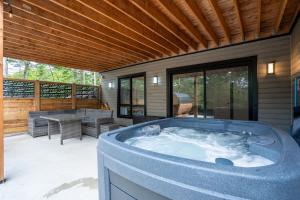 a large jacuzzi tub on a patio at Le Birdie spa et sauna in Saint-Faustin