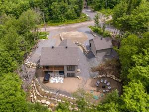 an aerial view of a house with a yard at Le Birdie spa et sauna in Saint-Faustin +39 photos