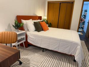 ガトリンバーグにあるBest Location Downtown Gatlinburg Private Apartmentのベッドと机と椅子のある寝室 +34枚の写真