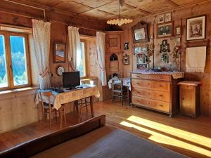 a room with a desk with a computer on it at Casa della Nonna in Celledizzo