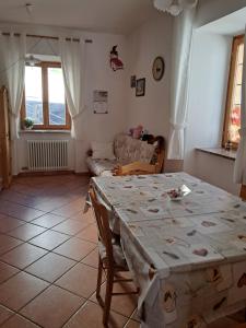 a living room with a table and a couch at Casa della Nonna in Celledizzo