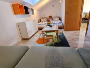 een kamer met een bank, een tafel en een bed bij Duplex Penthouse With 4 Bedrooms in Arroyo de la Miel