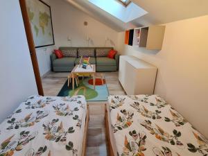 een kleine kamer met 2 bedden en een bank bij Duplex Penthouse With 4 Bedrooms in Arroyo de la Miel +23 foto's