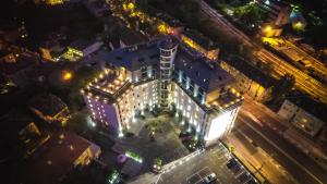 una vista aérea de un edificio por la noche en Capital City Center Apart Residence en Plovdiv