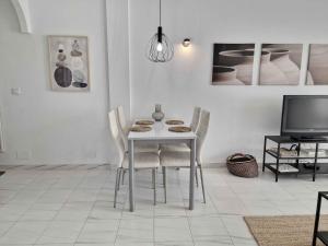 Et opholdsområde på Quiet and close to the beach A107