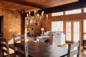 Χώρος καθιστικού στο Forest Chalet Retreat Minutes from Downtown 4 bed