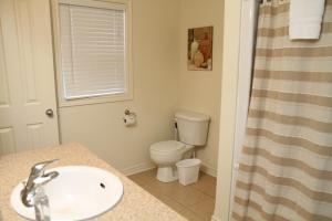 杰克逊JACKSON HAVEN的浴室里有白色马桶和洗手池