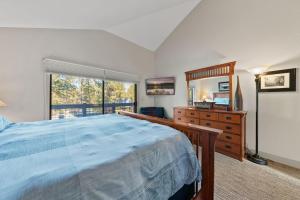 Ένα ή περισσότερα κρεβάτια σε δωμάτιο στο Great Kitchen, AC, SHARC Access, Hot Tub, Bring Pet!