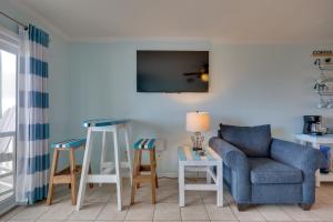 Χώρος καθιστικού στο Steps to the Beach Oceanfront Condo with Lanai!
