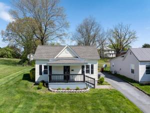 Charming 2 Bedroom Home by Founder's Park في جونسون سيتي: منزل أبيض مع شرفة وساحة