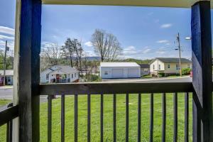 Charming 2 Bedroom Home by Founder's Park في جونسون سيتي: إطلالة على ساحة من شرفة مع سياج