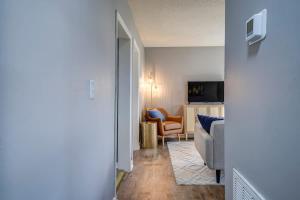 Charming 2 Bedroom Home by Founder's Park في جونسون سيتي: غرفة معيشة مع أريكة وكرسي في غرفة