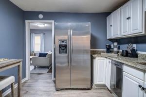 Charming 2 Bedroom Home by Founder's Park في جونسون سيتي: مطبخ مع ثلاجة ستانلس ستيل في الغرفة