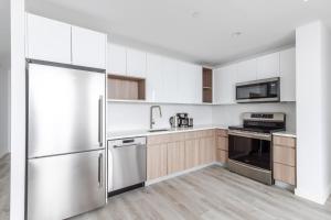 Nhà bếp/bếp nhỏ tại Blueground Greenpoint pool wd nr park NYC-1813