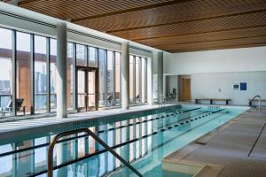 Hồ bơi trong/gần Blueground Greenpoint pool wd nr park NYC-1813