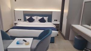 Ένα ή περισσότερα κρεβάτια σε δωμάτιο στο شقق راما الشرق المخدومة المملكة العربية السعودية حي الشفاء حائل