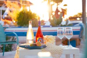 een tafel met twee flessen en glazen wijn bij Villa del Marinaio in Mazara del Vallo +108 foto's