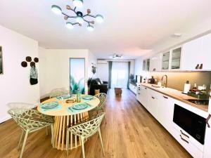 Kuchyň nebo kuchyňský kout v ubytování Rêve d'Evasion - Appartement Neuf et Climatisé, 4 Pers, Parking, à mi-distance de Montpellier et des Plages, Tram à Proximité + 8 fotografií