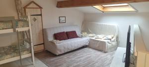 un salon avec un canapé blanc avec des oreillers dans l'établissement Maison dans résidence CopaCabana, à Saint Pierre La Mer 15 autres photos