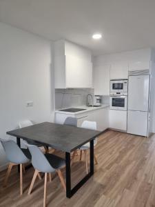 una cucina con un tavolo e sedie in una stanza di Hoy Cotillo Apartments a Cotillo