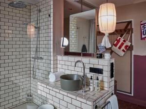 Ένα μπάνιο στο 25hours Hotel Das Tour +47 φωτογραφίες