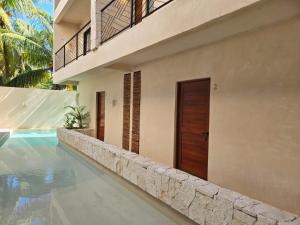 una casa con piscina al lado de un edificio en Luumbal El Cuyo, en El Cuyo