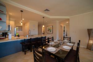 uma sala de jantar e cozinha com mesa e cadeiras em Del Mar 2J - 3bdr- 2bth Ocean view em La Mona mais 39 fotografias