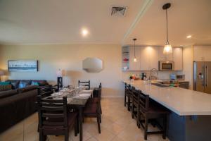uma cozinha e sala de jantar com mesa e cadeiras em Del Mar 2J - 3bdr- 2bth Ocean view em La Mona