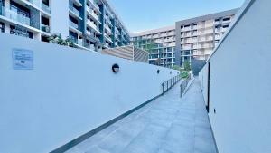 ein leerer Flur in einem Gebäude mit hohen Gebäuden in der Unterkunft Modern 3BR Townhouse plus Maids The Gate, Masdar City in Abu Dhabi