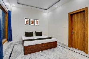 Ένα ή περισσότερα κρεβάτια σε δωμάτιο στο Hotel O Pristine inn +21 φωτογραφίες