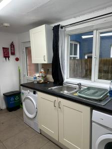 Kuchyň nebo kuchyňský kout v ubytování Modern Double Room - All Shared Areas