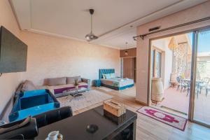 Posezení v ubytování Olive Nest - Ochre Nests - Pool & Farm