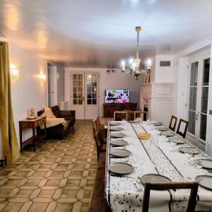 TV a/nebo společenská místnost v ubytování Village Collection Le Vauvert