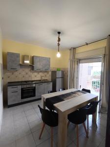 Una cocina con una mesa y sillas en una habitación. en Sicily Etna Mareneve Taormina, en Fiumefreddo di Sicilia 34 fotos más