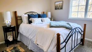 Ένα ή περισσότερα κρεβάτια σε δωμάτιο στο Everchanging Seasons-Hot Tub, Game Haven & Central Retreat